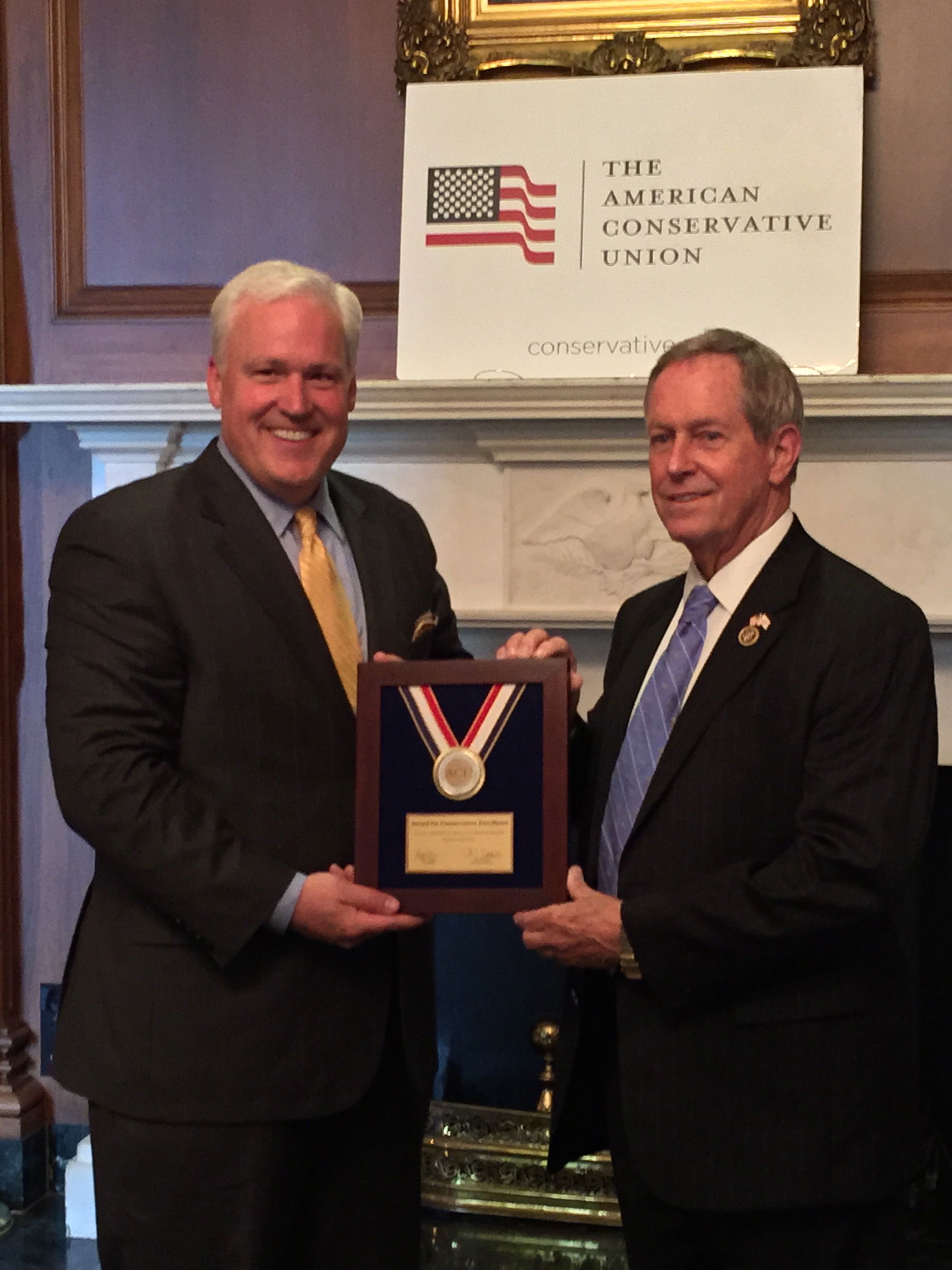 ACU Chairman Matt Schlapp presents the 2014 ACU Conservative award to Congressman Joe Wilson.